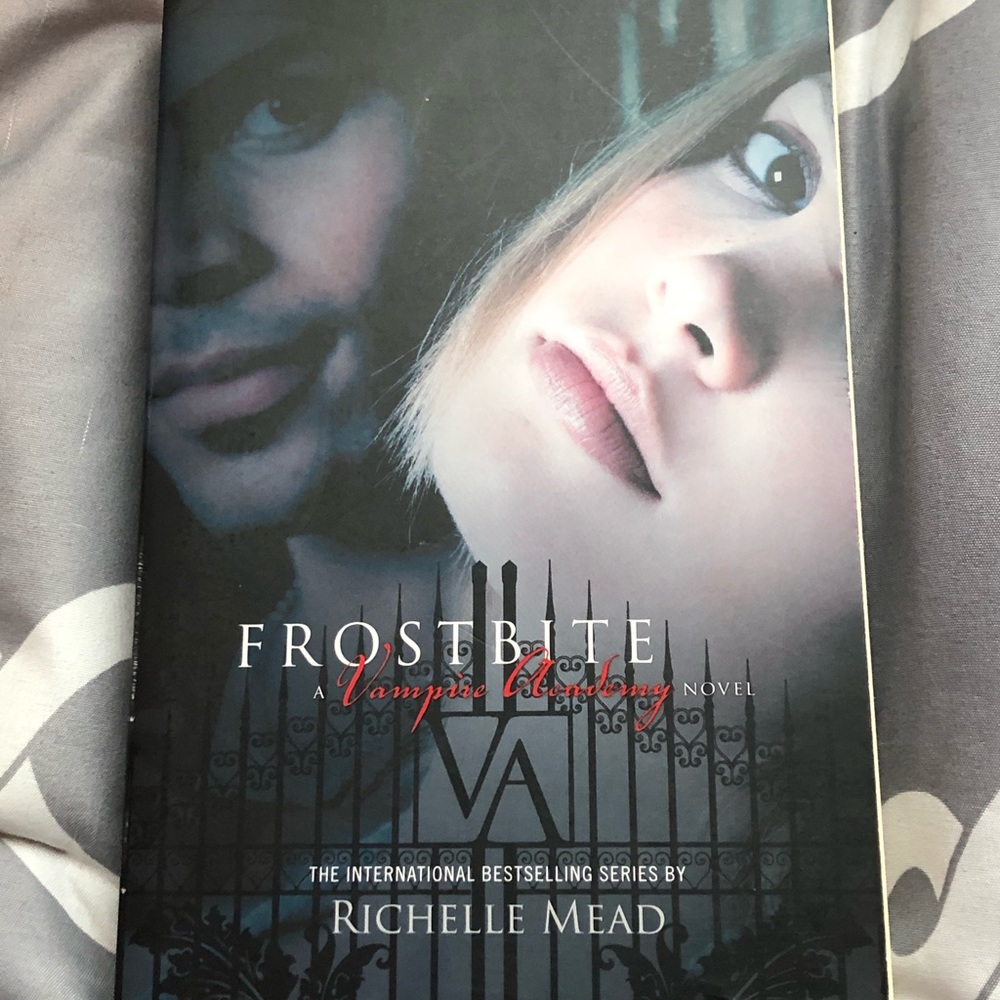 frostbite: a vampire academy novel